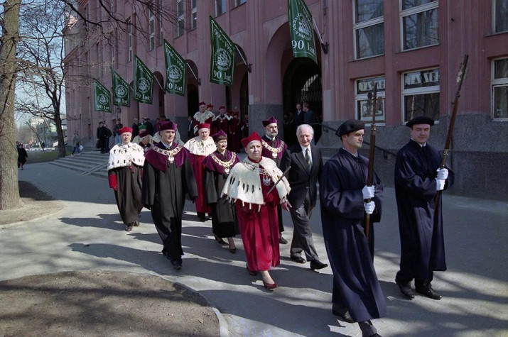 Uroczystość 90-lecia Szkoły, 17 kwietnia 1996 roku. Przejście Senatu do Budynku A