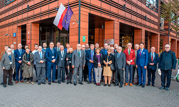 Uczestnicy konferencji przed gmachem C Szkoły Głównej Handlowej w Warszawie