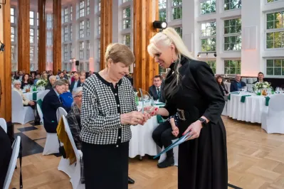Profesor Urszula Grzelońska odbiera statuetkę z rąk dziekan Kolegium Analiz Ekonomicznych.