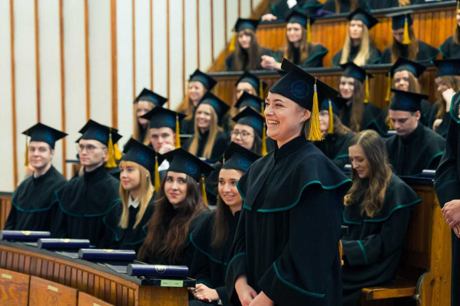 Uroczystość ukończenia studiów zadowolona studentka