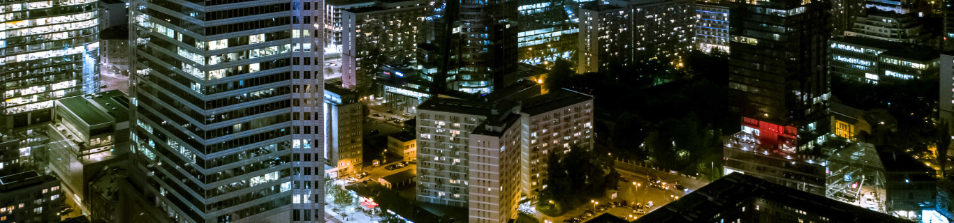 wieżowce nocą