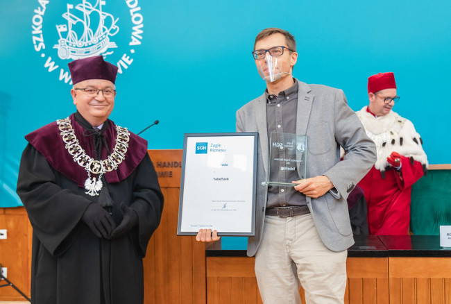 Sebastian Starzyński – prezes TakeTask SA, odbierający nagrodę podczas inauguracji roku akademickiego 2020/2021