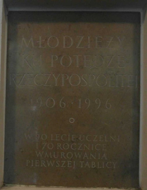 Tablica: Młodzieży ku potędze Rzeczypospolitej 1906-1996. Budynek A. Pierwsza tablica została odsłonięta w 1927 roku, ale została zniszczona w 1944 roku. Obecna tablica została odsłonięta na 90-lecie Szkoły w 1996 roku