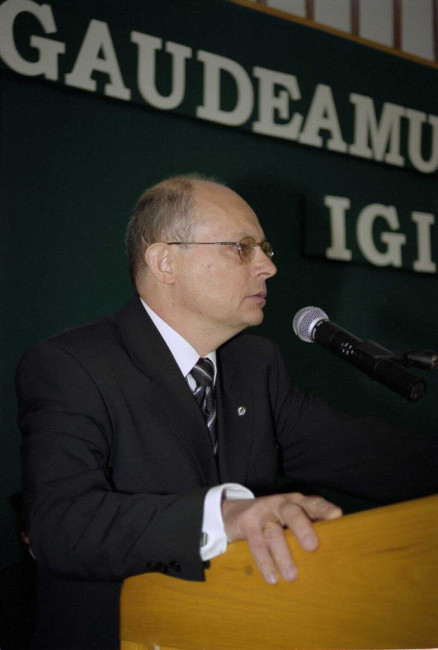 Inauguracja roku akademickiego 2002/2003. Przemawia Marek Borowski – marszałek Sejmu RP