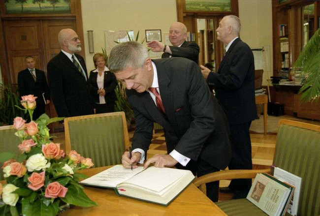 Inauguracja roku akademickiego 2004/2005. Przed inauguracją w gabinecie rektora. Do księgi pamiątkowej wpisuje się prof. Marek Belka – prezes Rady Ministrów