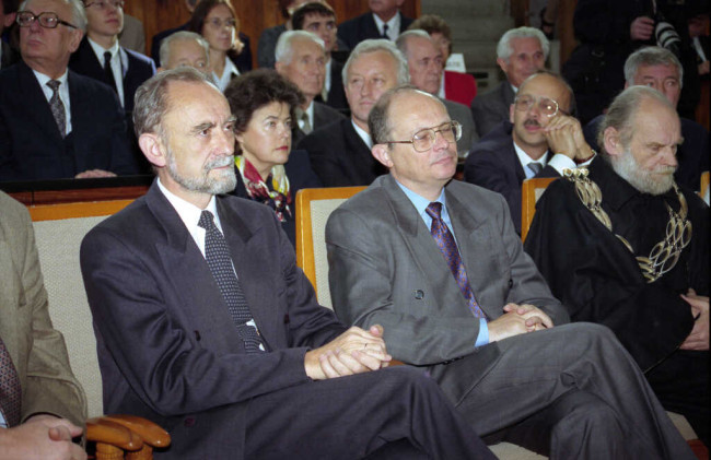 Inauguracja roku akademickiego 1997/1998. Siedzą: prof. Mirosław Pietrewicz – wiceprezes Rady Ministrów i minister skarbu państwa, Marek Borowski – wicemarszałek Sejmu