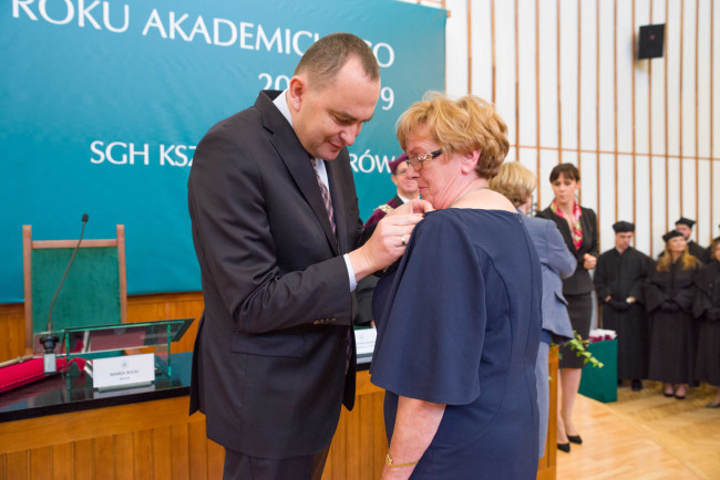 ​Inauguracja roku akademickiego 2018/2019  Sekretarz stanu Adam Kwiatkowski​ ​odznacza prof. Mirosławę Janoś-Kresło Srebrnym Krzyżem Zasługi 