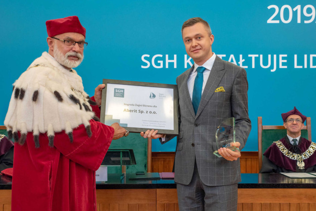 Inauguracja roku akademickiego 2019/2020. Nagrodę Żagle Biznesu Nagrodę odbiera Piotr Bereziewicz, prezes zarządu firmy Aberit.