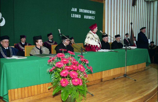 Uroczystość nadania tytułu doktora honoris causa SGH profesorowi Janowi Drewnowskiemu i profesorowi Leonidowi Hurwiczowi