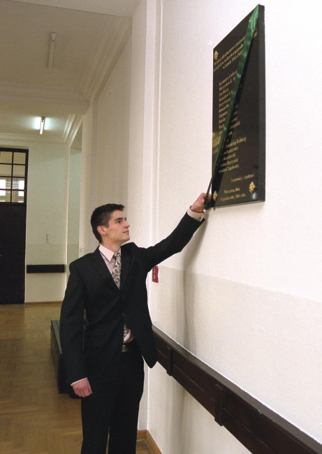 Odsłonięcie tablic pamiątkowych. Przedstawiciel studentów odsłania tablicę