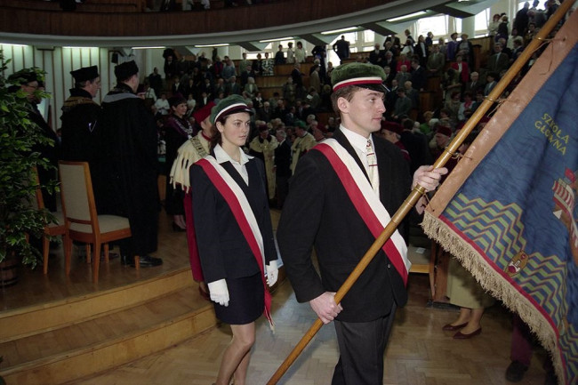 Uroczyste posiedzenie Senatu z okazji 90-lecia SGH, wyjście pocztu sztandarowego