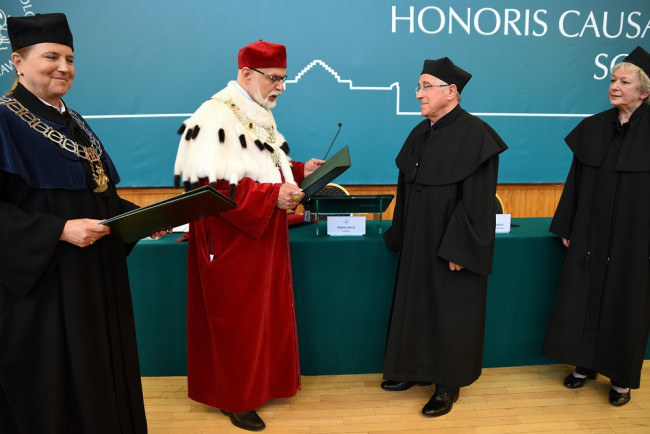 Uroczystość nadania tytułu doktora honoris causa SGH profesorowi Fransowi Willekensowi. Na zdjęciu: prof. Joanna Plebaniak, dziekan Kolegium Analiz Ekonomicznych, rektor prof. Marek Rocki, prof. Frans Willekens, prof. Irena Kotowska