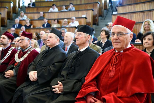 Uroczystość nadania tytułu doktora honoris causa SGH Profesorowi Fransowi Willekensowi. Na zdjęciu: prof. Tomasz Szapiro, rektor SGH w latach  2012–2016, prof. Dirk J. Van de Kaa, doktor honoris causa SGH z 2003 roku, Krzysztof Pietraszkiewicz, doktor honoris causa SGH z 2017 roku​
