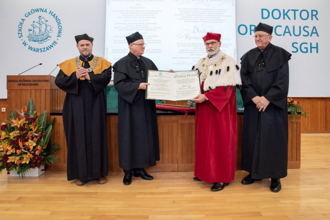 Uroczystość nadania tytułu doktora honoris causa SGH profesorowi Jerzemu Hausnerowi. Na zdjeciu: prof. Wojciech Morawski, dziekan Kolegium Ekonomiczno-Społecznego, prof. Jerzy Hausner, rektor SGH prof. Marek Rocki, prof. Juliusz Gardawski