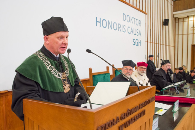 Uroczystość nadania tytułu doktora honoris causa SGH Paulowi H. Dembińskiemu. Przemawia prof. Ryszard Bartkowiak, dziekan Kolegium Zarządzania i Finansów