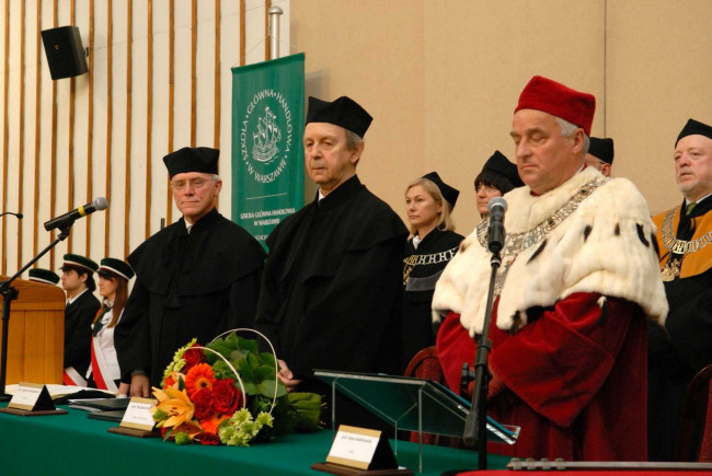 Uroczystość nadania tytułu doktora honoris causa SGH Profesorowi Stanisławowi Sołtysińskiemu. Od lewej prof. Zygmunt Niewiadomski, prof. Stanisław Sołtysiński, prof. Adam Budnikowski