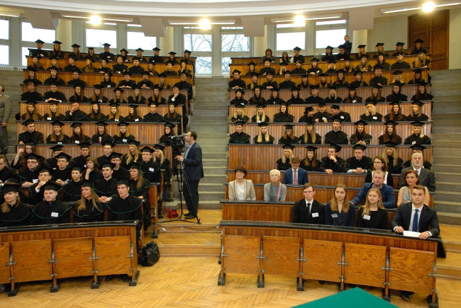 Uroczystość ukończenia studiów, 28 listopada 2015 roku. Absolwenci i goście