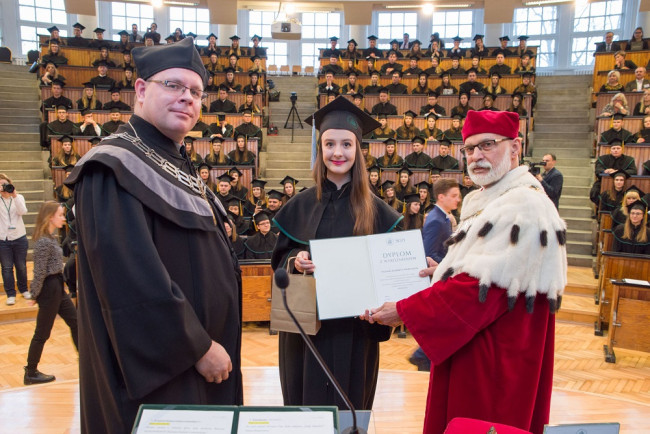 Uroczystość ukończenia studiów – 1 grudnia 2018. Dyplom wręcza rektor prof. Marek Rocki i prof. Bartosz Witkowski dziekan Studium Licencjackiego