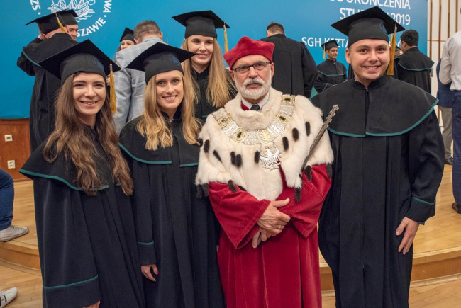 Uroczystość ukończenia studiów – 16 listopada 2019 roku. Rektor prof. Marek Rocki z absolwentami