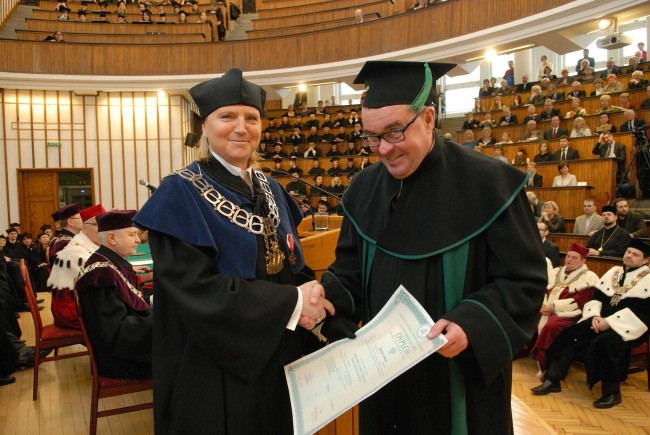Święto, SGH 10 kwietnia 2013 roku, prof. Joanna Plebaniak, dziekan Kolegium Analiz Ekonomicznych wręcza dyplom doktora habilitowanego dr. hab. Michałowi Golińskiemu