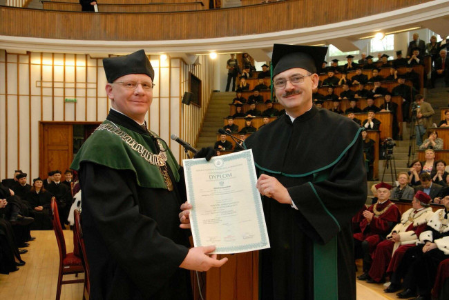 Święto SGH, 9 kwietnia 2014 roku, prof. Ryszard Bartkowiak, dziekan Kolegium Zarządzania i Finansów wręcza dyplom doktora habilitowanego dr. hab. Mirosławowi Jarosińskiemu