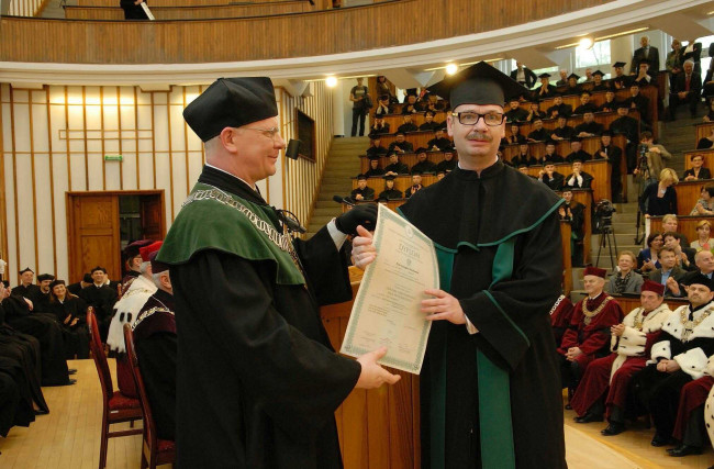 Święto SGH, 9 kwietnia 2014 roku, prof. Ryszard Bartkowiak, dziekan Kolegium Zarządzania i Finansów wręcza dyplom doktora habilitowanego dr. hab. Piotrowi Wachowiakowi