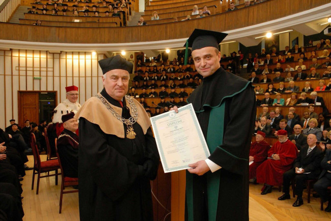 Święto SGH, 15 kwietnia 2015 roku, prof. Adam Budnikowski, dziekan Kolegium Gospodarki Światowej wręcza dyplom doktora habilitowanego dr. hab. Tomaszowi Berentowi