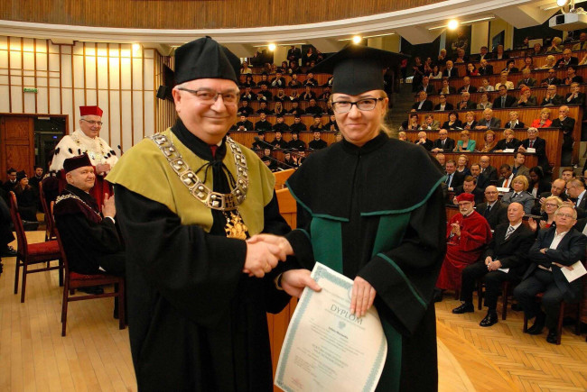 Święto SGH, 15 kwietnia 2015 roku, prof. Roman Sobiecki, dziekan Kolegium Nauk o Przedsiębiorstwie wręcza dyplom doktora habilitowanego dr hab. Sylwii Morawskiej