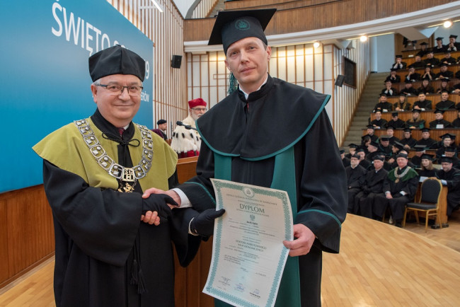 Święto SGH, 9 maja 2019 roku, prof. Roman Sobiecki, dziekan Kolegium Nauk o Przedsiębiorstwie wręcza dyplom doktora habilitowanego​​ dr. hab. Jackowi Lipcowi