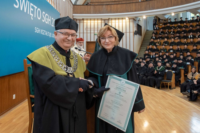 Święto SGH, 9 maja 2019 roku, prof. Roman Sobiecki, dziekan Kolegium Nauk o Przedsiębiorstwie wręcza dyplom doktora habilitowanego​​ dr hab. Ewie Wierzbickiej