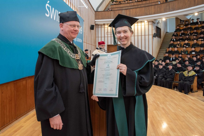 Święto SGH, 9 maja 2019 roku​, prof. Ryszard Bartkowiak, dziekan Kolegium Zarządzania i Finansów wręcza dyplom doktora habilitowanego dr hab.​ Lidii Danik
