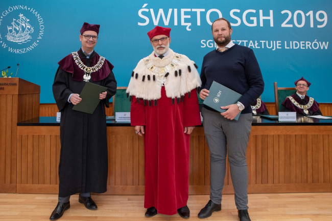 Święto SGH, 9 maja 2019 roku. Na zdjęciu: prof. Piotr Wachowiak prorektor ds. nauki i zarządzania, JM rektor prof. Marek Rocki, dr Patryk Dziurski. odbiera wyróżnienie za najlepszą pracę doktorską. 