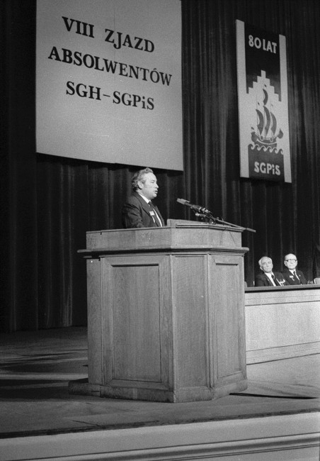 VIII Zjazd Absolwentów, 1986 rok, przemawia prof. Romuald Bauer, przewodniczący Stowarzyszenia Wychowanków SGH