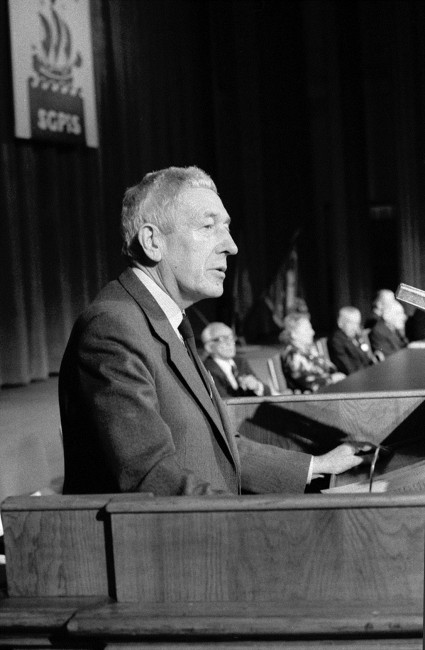 VIII Zjazd Absolwentów, 1986 rok, przemawia Jerzy Kozłowski, przewodniczący Stowarzyszenia Wychowanków SGH