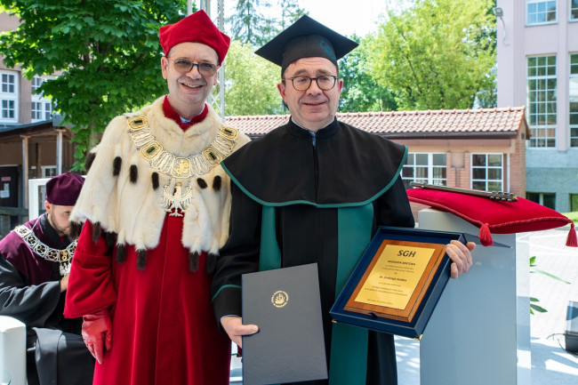 rektor wręcza dyplom za najlepszą pracę doktorską