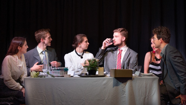 kadr z przedstawienia Teatru SGH „Jesteśmy szcześliwi”