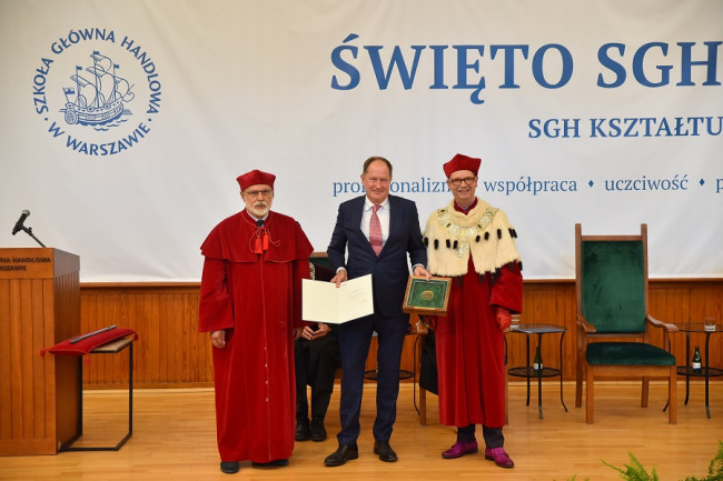 b. rektor SGH Marek Rocki i rektor SGH Piotr Wachowiak z laureatem Markiem Brzezińskim