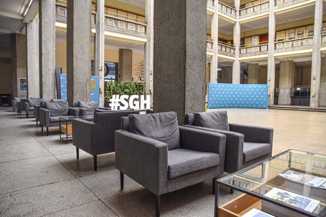 fotele i stoliki w Auli Spadochronowej