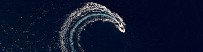 zakręcająca łódź na wodzie zmieniająca kierunek ruchu
