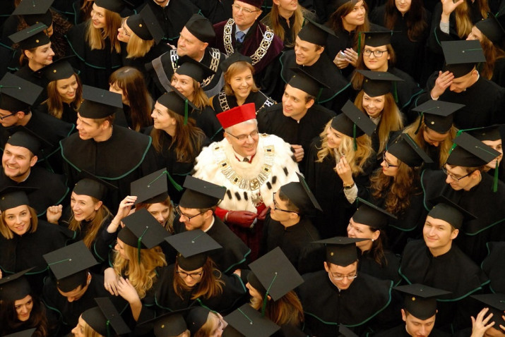 Uroczystość ukończenia studiów, 13 grudnia 2014 roku, rektor prof. Tomasz Szapiro wśród absolwentów