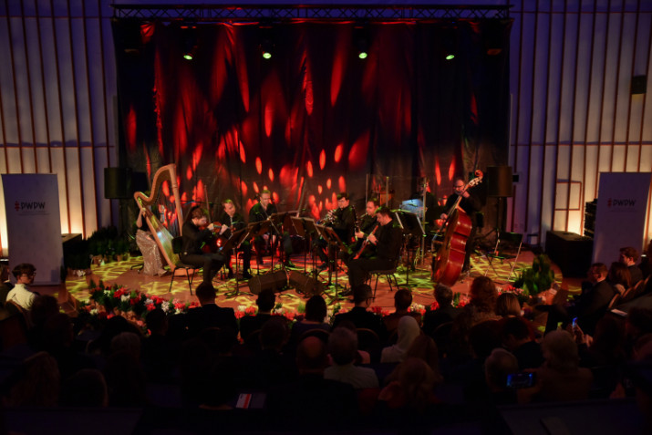 Muzycy na scenie barwne tło