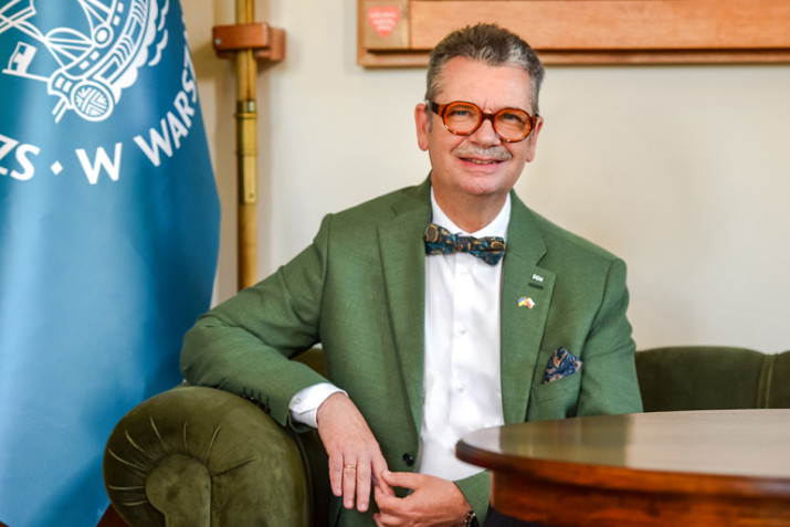 Rektor Piotr Wachowiak w gabinecie