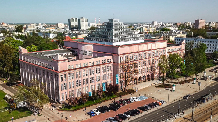 różowy budynek z piramidą w środkowej części