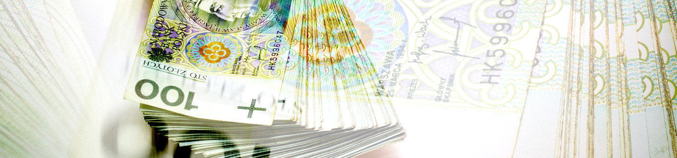 plik banknotów 100 zł na tle pliku banknotów zdjęcie