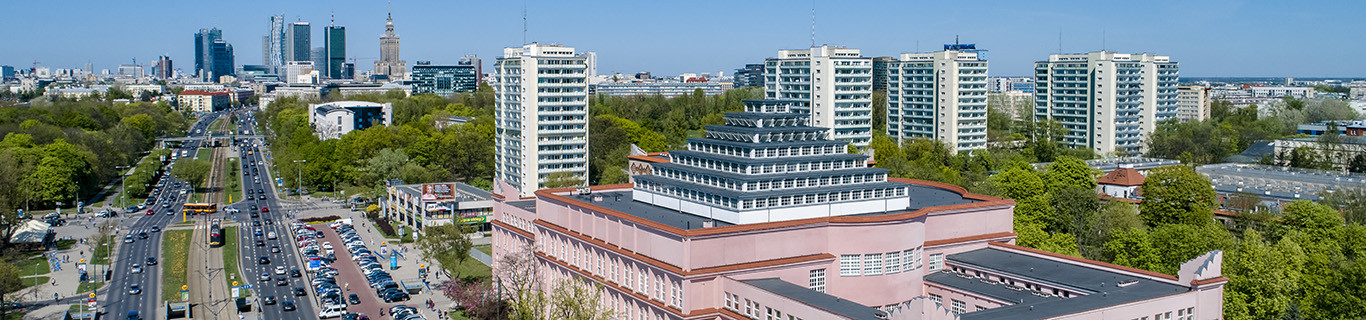 Budynek główny SGH przy al. Niepodległości w Warszawie, w tle centrum Warszawy