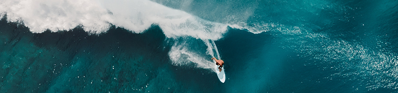 surfer na wzburzonej fali 