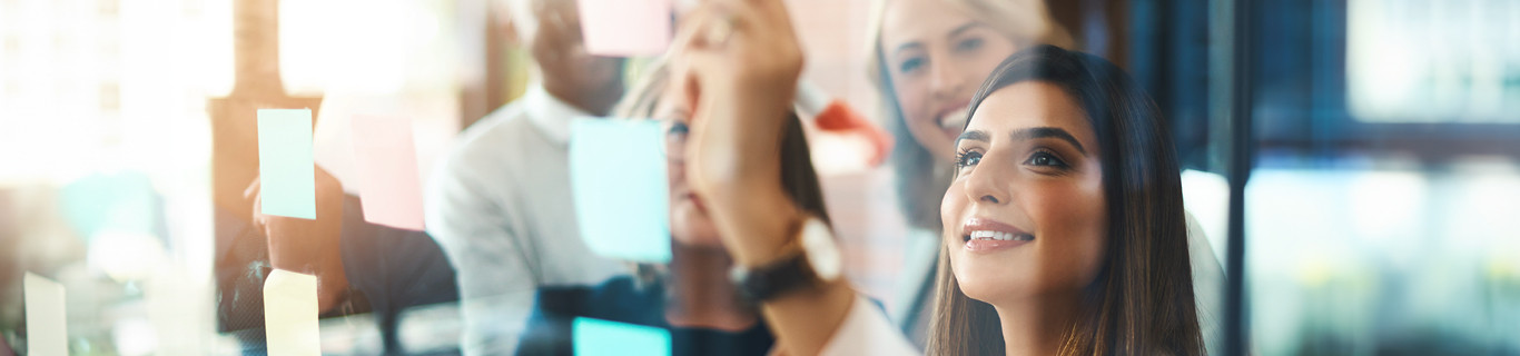 grupa młodych ludzi podczas pracy w biurze lub na studiach