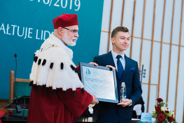 Jakub Bereziewicz – SmartWeb Media Sp. z o.o., odbierający nagrodę podczas inauguracji roku akademickieg​o 2018/2019