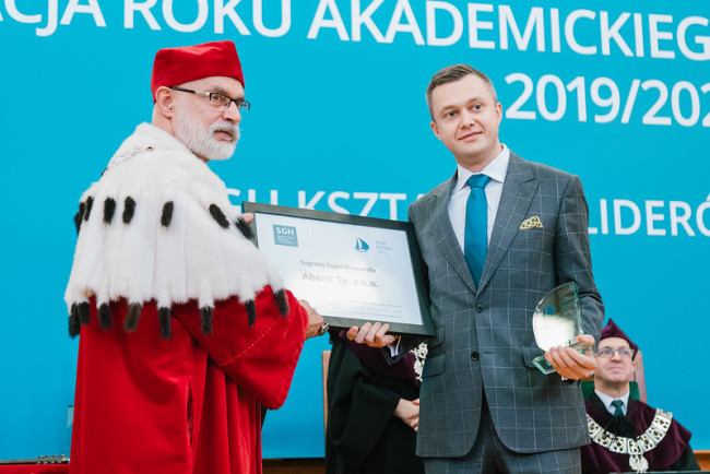 Piotr Bereziewicz – prezes Aberit Sp. z o.o., odbierający nagrodę podczas inauguracji roku akademickieg​o 2019/2020