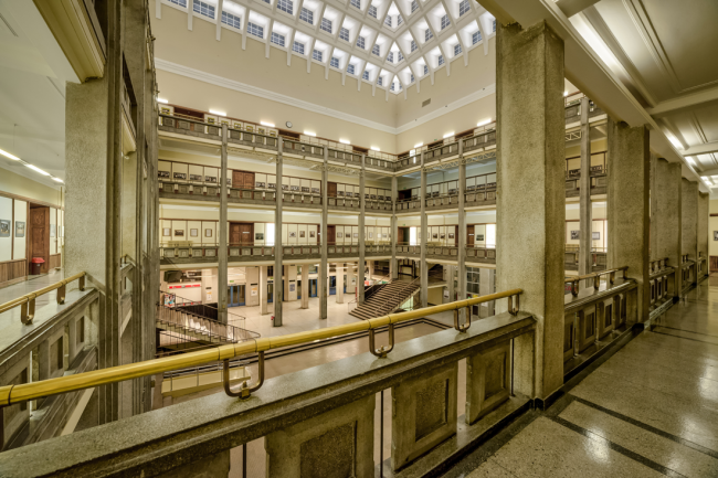 Aula Spadochronowa, Budynek Główny